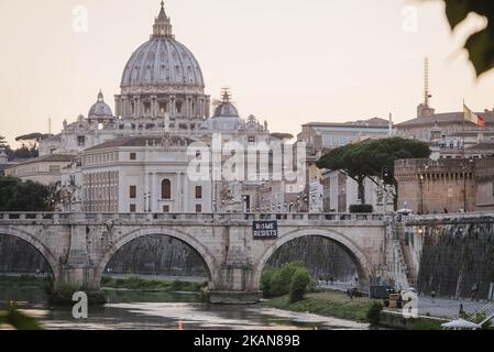 Una bandiera contro Donald Trump è esposta sul Ponte Sant'Angelo durante la visita del Presidente a Roma. 23rd maggio 2017, Roma (Foto di Jacopo Landi/NurPhoto) *** si prega di utilizzare il credito dal campo di credito *** Foto Stock