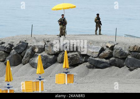 Due soldati pattugliano la costa presso il Media Center dell'incontro a Taormina il 25 maggio 2017. Leader del G7° gruppo di nazioni, che comprende gli Stati Uniti, il Canada, il Giappone, il Regno Unito, la Germania, La Francia e l'Italia, così come l'Unione europea, si incontreranno nella vicina Taormina dal 26 al 27 maggio. (Foto di Matteo Ciambelli/NurPhoto) *** Please use Credit from Credit Field *** Foto Stock