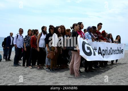 Manifestazione organizzata dalla ONG Action Aid per la campagna 'Oper your ears' diretta ai leader del G7 a Taormina il 25 maggio 2017. Leader del G7° gruppo di nazioni, che comprende gli Stati Uniti, il Canada, il Giappone, il Regno Unito, la Germania, La Francia e l'Italia, così come l'Unione europea, si incontreranno nella vicina Taormina dal 26 al 27 maggio. (Foto di Matteo Ciambelli/NurPhoto) *** Please use Credit from Credit Field *** Foto Stock