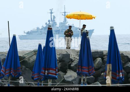 Due soldati pattugliano la costa presso il Media Center dell'incontro a Taormina il 25 maggio 2017. Leader del G7° gruppo di nazioni, che comprende gli Stati Uniti, il Canada, il Giappone, il Regno Unito, la Germania, La Francia e l'Italia, così come l'Unione europea, si incontreranno nella vicina Taormina dal 26 al 27 maggio. (Foto di Matteo Ciambelli/NurPhoto) *** Please use Credit from Credit Field *** Foto Stock