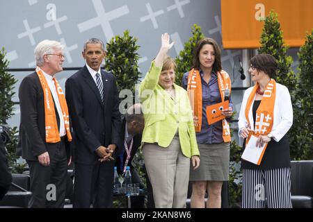 L’ex presidente degli Stati Uniti Barack Obama (2L) e la cancelliera tedesca Angela Merkel (C) arrivano a partecipare a un panel di discussione sulla democrazia al protestante Kirchentag (Giornata della Chiesa) a Berlino, in Germania, il 25 maggio 2017. (Foto di Emmanuele Contini/NurPhoto) *** Please use Credit from Credit Field *** Foto Stock