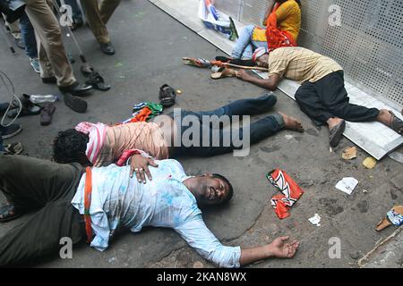 La polizia indiana lathi accusa i lavoratori BJP durante una marcia di protesta da Howrah, College Square e Esplanade verso Lalbazar, Kolkata capo della polizia che chiede l'arresto dell'ex Sultano Tipu Imam Barkati, Saradha, Narada truffa questione il 25 maggio 2017 a Kolkata, India. (Foto di Debajyoti Chakraborty/NurPhoto) *** Please use Credit from Credit Field *** Foto Stock