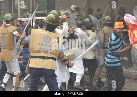 La polizia indiana lathi accusa i lavoratori BJP durante una marcia di protesta da Howrah, College Square e Esplanade verso Lalbazar, Kolkata capo della polizia che chiede l'arresto dell'ex Sultano Tipu Imam Barkati, Saradha, Narada truffa questione il 25 maggio 2017 a Kolkata, India. (Foto di Debajyoti Chakraborty/NurPhoto) *** Please use Credit from Credit Field *** Foto Stock