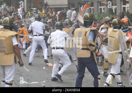 La polizia indiana lathi accusa i lavoratori BJP durante una marcia di protesta da Howrah, College Square e Esplanade verso Lalbazar, Kolkata capo della polizia che chiede l'arresto dell'ex Sultano Tipu Imam Barkati, Saradha, Narada truffa questione il 25 maggio 2017 a Kolkata, India. (Foto di Debajyoti Chakraborty/NurPhoto) *** Please use Credit from Credit Field *** Foto Stock