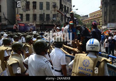 La polizia indiana ha fermato gli attivisti del Bharatiya Janata Party durante la loro marcia nella sede della polizia a Kolkata, India, giovedì 25th maggio, 2017.teargas Shells, Cannoni ad acqua e una doccia di batoni trasformarono le strade di Kolkata in una zona di guerra per la seconda volta in una settimana di oggi, mentre la polizia e i manifestanti si scontrarono durante una marcia chiamata dal BJP al quartier generale della polizia nella zona di Lalbazar nel cuore della città esigente L'arresto di leader TMC 'corrotti' . (Foto di Sonali Pal Chaudhury/NurPhoto) *** Please use Credit from Credit Field *** Foto Stock