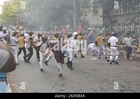 Kolkata polizia lathi carica BJP partito sostenitori durante il partito politico indiano BJP oggi Kolkata capo polizia Lalbazar marcia a Kolkata, India. (Foto di Debajyoti Chakraborty/NurPhoto) *** Please use Credit from Credit Field *** Foto Stock