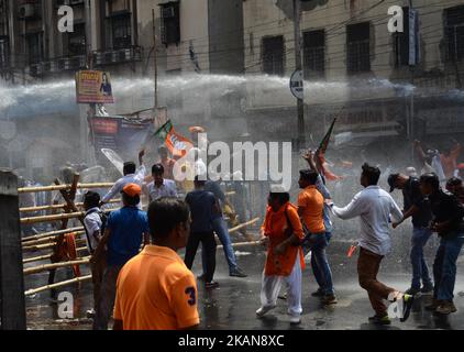 La polizia indiana spara cannoni d'acqua per disperdere gli attivisti del Bharatiya Janata Party durante la loro marcia alla sede della polizia a Kolkata, India, giovedì 25th maggio, 2017.teargas shells, Cannoni ad acqua e una doccia di batoni trasformarono le strade di Kolkata in una zona di guerra per la seconda volta in una settimana di oggi, mentre la polizia e i manifestanti si scontrarono durante una marcia chiamata dal BJP al quartier generale della polizia nella zona di Lalbazar nel cuore della città esigente L'arresto di leader TMC 'corrotti' . (Foto di Sonali Pal Chaudhury/NurPhoto) *** Please use Credit from Credit Field *** Foto Stock