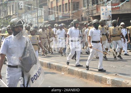 La polizia indiana lathi accusa i lavoratori BJP durante una marcia di protesta da Howrah, College Square e Esplanade verso Lalbazar, Kolkata capo della polizia che chiede l'arresto dell'ex Sultano Tipu Imam Barkati, Saradha, Narada truffa questione il 25 maggio 2017 a Kolkata, India. (Foto di Debajyoti Chakraborty/NurPhoto) *** Please use Credit from Credit Field *** Foto Stock