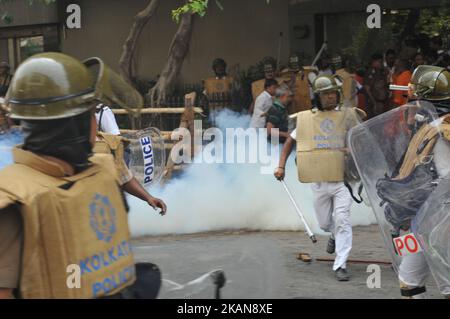 Kolkata polizia lathi carica BJP partito sostenitori durante il partito politico indiano BJP oggi Kolkata capo polizia Lalbazar marcia a Kolkata, India. (Foto di Debajyoti Chakraborty/NurPhoto) *** Please use Credit from Credit Field *** Foto Stock