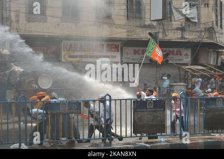 Kolkata polizia lathi carica BJP partito sostenitori durante il partito politico indiano BJP oggi Kolkata capo polizia Lalbazar marcia a Kolkata, India. (Foto di Debajyoti Chakraborty/NurPhoto) *** Please use Credit from Credit Field *** Foto Stock