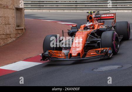 Stoffel Vandoorne del Belgio e McLaren Honda F1 Team driver va durante la sessione di prove libere sulla Formula 1 Grand Prix de Monaco il 25 maggio 2017 a Monte Carlo, Monaco. (Foto di Robert Szaniszló/NurPhoto) *** Please use Credit from Credit Field *** Foto Stock