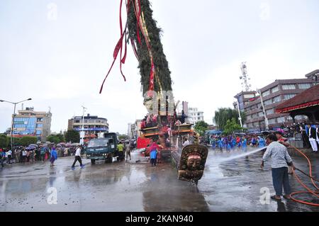 Lavoratori pulisce intorno al Rato Macchendranath Chariot per quanto riguarda la celebrazione del festival di Bhoto Jatra a Jawalakhel, Patan, Nepal il giovedì 25 maggio 2017. Rato Machindranath è anche detto come il "dio della pioggia" e sia indù e buddisti adorano il Machindranath nella speranza di una buona pioggia per prevenire la siccità durante la stagione delle piantagioni di riso. (Foto di Narayan Maharjan/NurPhoto) *** Please use Credit from Credit Field *** Foto Stock