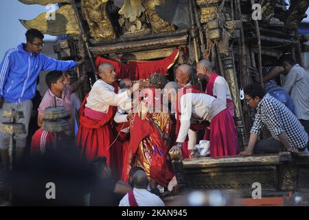 Sacerdote che prende l'idolo Rato Machindranath dal carro verso il Bungamati dopo la celebrazione del festival di Bhoto Jatra a Jawalakhel, Patan, Nepal Giovedi, 25 maggio 2017. Rato Machindranath è anche detto come il "dio della pioggia" e sia indù e buddisti adorano il Machindranath nella speranza di una buona pioggia per prevenire la siccità durante la stagione delle piantagioni di riso. (Foto di Narayan Maharjan/NurPhoto) *** Please use Credit from Credit Field *** Foto Stock