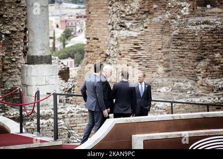 Italia, Taormina: Il primo Ministro canadese Justin Trudeau (L), il Presidente degli Stati Uniti Donald Trum (2L), il Presidente francese Emmanuel Macron (2R) e il Presidente del Consiglio europeo Donald Tusk (R) si parlano a vicenda prima di lasciare il palco all'Antico Teatro di Taormina in vista del Vertice del G7 del 26 maggio 2017. (Foto di Christian Minelli/NurPhoto) *** Please use Credit from Credit Field *** Foto Stock