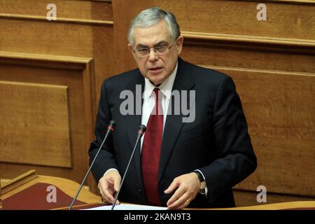 Greco PM Lucas Papademos al Parlamento il 14 novembre 2011 (Foto di Panayotis Tzamaros/NurPhoto) *** Please use Credit from Credit Field *** Foto Stock