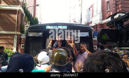 I lavoratori del BJP hanno ferito nella carica di lathi della polizia durante una marcia di protesta da Howrah, College Square e Esplanade verso Lalbazar, capo della polizia di Kolkata che chiede l'arresto dell'ex sultano Tipu Imam Barkati il 25 maggio 2017 a Kolkata, India. (Foto di Debajyoti Chakraborty/NurPhoto) *** Please use Credit from Credit Field *** Foto Stock