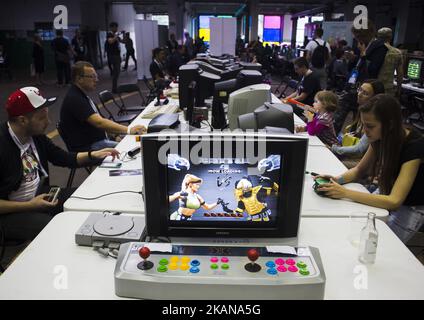 La gente gioca i video giochi di oldschool sulla fiera pixel Heaven a Varsavia, 26 maggio, 2017, Polonia (Foto di Krystian Dobuszynski/NurPhoto) *** Please use Credit from Credit Field *** Foto Stock