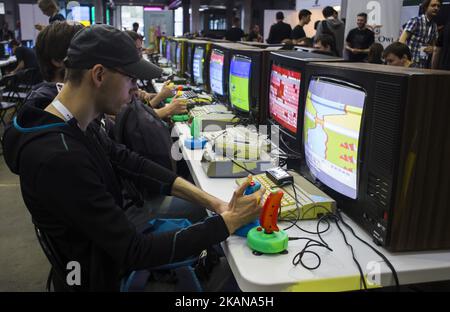 La gente gioca i video giochi di oldschool sulla fiera pixel Heaven a Varsavia, 26 maggio, 2017, Polonia (Foto di Krystian Dobuszynski/NurPhoto) *** Please use Credit from Credit Field *** Foto Stock