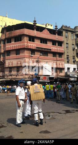 I lavoratori del BJP hanno ferito nella carica di lathi della polizia durante una marcia di protesta da Howrah, College Square e Esplanade verso Lalbazar, capo della polizia di Kolkata che chiede l'arresto dell'ex sultano Tipu Imam Barkati il 25 maggio 2017 a Kolkata, India. (Foto di Debajyoti Chakraborty/NurPhoto) *** Please use Credit from Credit Field *** Foto Stock