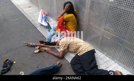 I lavoratori del BJP hanno ferito nella carica di lathi della polizia durante una marcia di protesta da Howrah, College Square e Esplanade verso Lalbazar, capo della polizia di Kolkata che chiede l'arresto dell'ex sultano Tipu Imam Barkati il 25 maggio 2017 a Kolkata, India. (Foto di Debajyoti Chakraborty/NurPhoto) *** Please use Credit from Credit Field *** Foto Stock