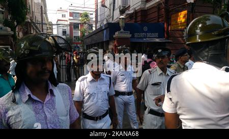 I lavoratori del BJP hanno ferito nella carica di lathi della polizia durante una marcia di protesta da Howrah, College Square e Esplanade verso Lalbazar, capo della polizia di Kolkata che chiede l'arresto dell'ex sultano Tipu Imam Barkati il 25 maggio 2017 a Kolkata, India. (Foto di Debajyoti Chakraborty/NurPhoto) *** Please use Credit from Credit Field *** Foto Stock