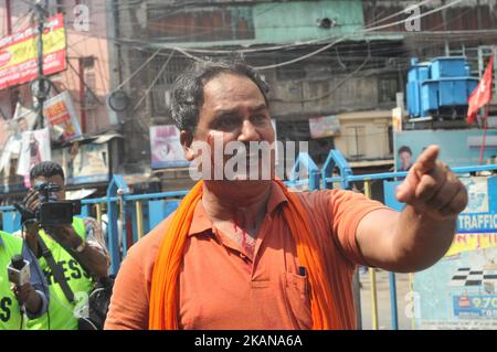 I lavoratori del BJP hanno ferito nella carica di lathi della polizia durante una marcia di protesta da Howrah, College Square e Esplanade verso Lalbazar, capo della polizia di Kolkata che chiede l'arresto dell'ex sultano Tipu Imam Barkati il 25 maggio 2017 a Kolkata, India. (Foto di Debajyoti Chakraborty/NurPhoto) *** Please use Credit from Credit Field *** Foto Stock