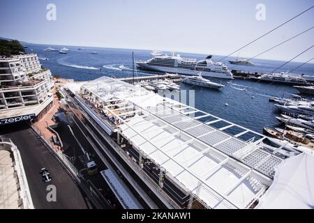 Vista generale del porto mentre 44 HAMILTON Lewis dalla Gran Bretagna della Mercedes W08 Hybrid EQ Power+ del team Mercedes GP guida durante il Gran Premio di Monaco del campionato FIA di Formula 1, a Monaco il 27th del 2017. (Foto di Xavier Bonilla/NurPhoto) *** Please use Credit from Credit Field *** Foto Stock