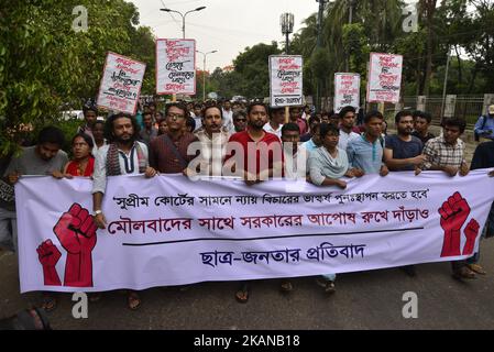 Gli studenti di sinistra del Bangladesh marciano per strada verso la Corte Suprema per protestare a Dhaka, Bangladesh, il 26 maggio 2017. Una statua di Lady Justice è stata rimossa dai locali della Corte Suprema del Bangladesh sotto stretta sicurezza durante la notte dopo che gli estremisti islamisti hanno premuto per mesi per la sua rimozione, lo scultore ha detto Venerdì. (Foto di Mamunur Rashid/NurPhoto) *** Please use Credit from Credit Field *** Foto Stock