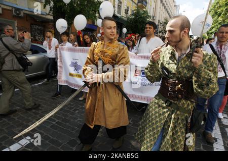 Gli ucraini che indossano le tradizionali bluse ricamate ucraine chiamate 'Vyshyvanka' partecipano alla 'Vyshyvankas March' nel centro di Kiev, Ucraina, 27 maggio 2017. Gli ucraini indossano abiti tradizionali Vyshyvankas, durante la 'marcia Vyshyvankas' annuale, per divulgare le tradizioni etniche e la cultura Ucraina. (Foto di NurPhoto) *** Please use Credit from Credit Field *** Foto Stock