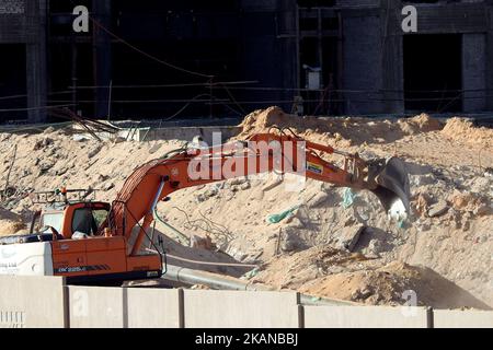 Giza, Egitto, ottobre 16 2022: Autocarro escavatore in un cantiere di nuovi edifici a Giza Zed progetto città, focus selettivo di macchinari pesanti tra Foto Stock