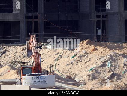 Giza, Egitto, ottobre 16 2022: Autocarro escavatore in un cantiere di nuovi edifici a Giza Zed progetto città, focus selettivo di macchinari pesanti tra Foto Stock