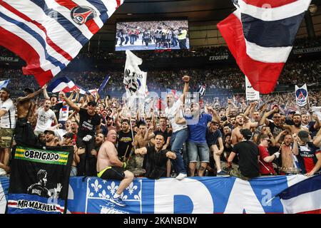 I tifosi del PSG festeggiano dopo che la loro squadra ha vinto la partita di calcio finale della Coppa di Francia tra Parigi Saint-Germain (PSG) e Angers (SCO) il 27 maggio 2017, allo Stade de France a Saint-Denis, a nord di Parigi. (Foto di Geoffroy Van der Hasselt/NurPhoto) *** Please use Credit from Credit Field *** Foto Stock