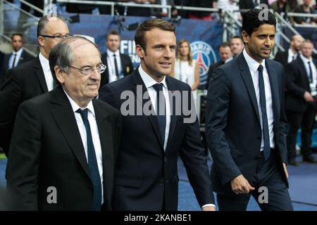 Il Presidente della Federazione calcistica Noel le graet (L), il Presidente francese Emmanuel Macron (C) e il presidente Qatar di Parigi Saint-Germain Nasser al-Khelaifi (R) camminano prima della finale di calcio della Coppa di Francia tra Parigi Saint-Germain (PSG) e Angers (SCO) il 27 maggio 2017, allo Stade de France di Saint-Denis, a nord di Parigi. (Foto di Geoffroy Van der Hasselt/NurPhoto) *** Please use Credit from Credit Field *** Foto Stock