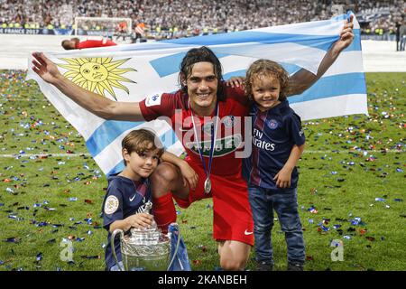 Il forward uruguayano di Parigi, Edinson Cavani (C) festeggia con il trofeo dopo aver vinto la partita di calcio finale della Coppa di Francia tra Paris Saint-Germain (PSG) e Angers (SCO) il 27 maggio 2017, allo Stade de France di Saint-Denis, a nord di Parigi. (Foto di Geoffroy Van der Hasselt/NurPhoto) *** Please use Credit from Credit Field *** Foto Stock