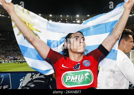 Parigi l'uruguayano Edinson Cavani festeggia dopo aver vinto la partita di calcio finale della Coppa di Francia tra Paris Saint-Germain (PSG) e Angers (SCO) il 27 maggio 2017, allo Stade de France a Saint-Denis, a nord di Parigi. (Foto di Geoffroy Van der Hasselt/NurPhoto) *** Please use Credit from Credit Field *** Foto Stock