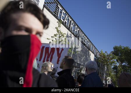 Uomo mascherato durante lo sciopero vicino al teatro Powszechny a Varsavia il 27 maggio 2017. Sciopero sit-in chiamato "protesta dei difensori della Santa fede" organizzato dal movimento polacco di estrema destra vicino al teatro Powszechny a Varsavia. I nazionalisti protestano contro il dramma 'Klatwa' (maledizione) diretto da Oliver Frljic riconosciuto come controverso e anti-cattolico. (Foto di Maciej Luczniewski/NurPhoto) *** Please use Credit from Credit Field *** Foto Stock