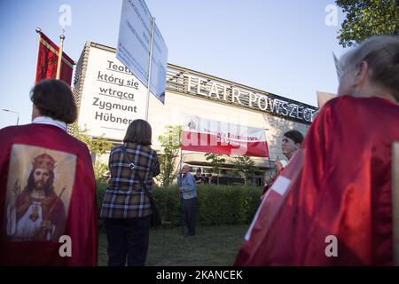 Le donne che parano durante lo sciopero vicino al teatro Powszechny a Varsavia il 27 maggio 2017. Sciopero sit-in chiamato "protesta dei difensori della Santa fede" organizzato dal movimento polacco di estrema destra vicino al teatro Powszechny a Varsavia. I nazionalisti protestano contro il dramma 'Klatwa' (maledizione) diretto da Oliver Frljic riconosciuto come controverso e anti-cattolico. (Foto di Maciej Luczniewski/NurPhoto) *** Please use Credit from Credit Field *** Foto Stock