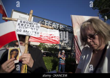 Protestare contro le donne durante lo sciopero presso il teatro Powszechny a Varsavia il 27 maggio 2017. Sciopero sit-in chiamato "protesta dei difensori della Santa fede" organizzato dal movimento polacco di estrema destra vicino al teatro Powszechny a Varsavia. I nazionalisti protestano contro il dramma 'Klatwa' (maledizione) diretto da Oliver Frljic riconosciuto come controverso e anti-cattolico. (Foto di Maciej Luczniewski/NurPhoto) *** Please use Credit from Credit Field *** Foto Stock