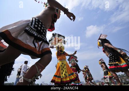 I danzatori tradizionali nepalesi Mask eseguono danze tradizionali in un abbigliamento tradizionale durante la parata del 10th° Republic Day a Tudikhel, Kathmandu, Nepal, lunedì 29 maggio 2017. (Foto di Narayan Maharjan/NurPhoto) *** Please use Credit from Credit Field *** Foto Stock