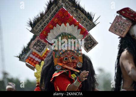 I danzatori tradizionali nepalesi Mask eseguono danze tradizionali in un abbigliamento tradizionale durante la parata del 10th° Republic Day a Tudikhel, Kathmandu, Nepal, lunedì 29 maggio 2017. (Foto di Narayan Maharjan/NurPhoto) *** Please use Credit from Credit Field *** Foto Stock