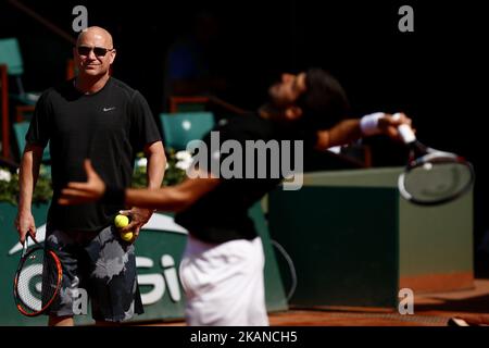 L'allenatore Andre Agassi guarda come Novak Djokovic della Serbia pratica il giorno due del 2017 French Open a Roland Garros il 29 maggio 2017 a Parigi, in Francia. (Foto di Mehdi Taamallah/NurPhoto) *** Please use Credit from Credit Field *** Foto Stock