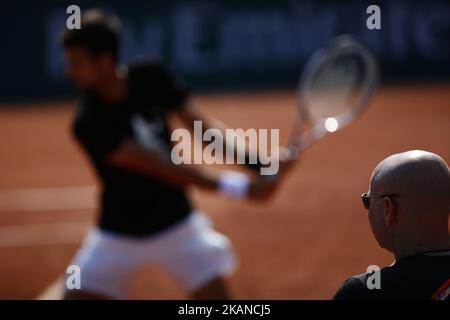 L'allenatore Andre Agassi si accerra durante una sessione di allenamento Novak Djokovic prima della sua partita contro Marcel Granollers di Spagna il secondo giorno del 2017° French Open al Roland Garros il 29 maggio 2017 a Parigi, Francia. (Foto di Mehdi Taamallah/NurPhoto) *** Please use Credit from Credit Field *** Foto Stock