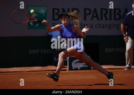 Elina Svitolina in Ucraina torna a Yaroslava Shvedova in Kazakhstan durante la partita di tennis al Roland Garros 2017 French Open il 30 maggio 2017 a Parigi. (Foto di Mehdi Taamallah/NurPhoto) *** Please use Credit from Credit Field *** Foto Stock