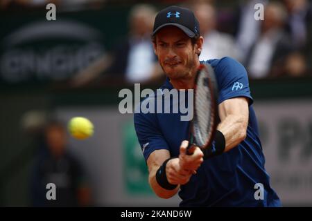 Andy Murray di Gran Bretagna ha fatto un backhand durante la partita del primo turno contro Andrey Kuznetsov di Russia il terzo giorno del 2017° French Open al Roland Garros il 30 maggio 2017 a Parigi, Francia. (Foto di Mehdi Taamallah/NurPhoto) *** Please use Credit from Credit Field *** Foto Stock