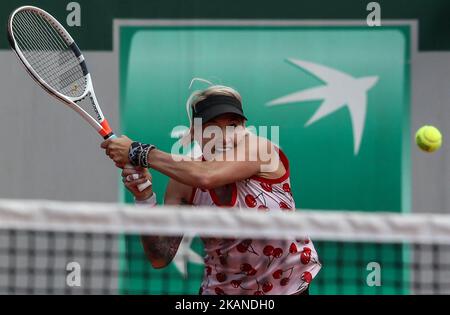 Bethanie Mattek-Sands degli Stati Uniti ritorna la palla a Petra Kvitova della Repubblica Ceca durante il secondo round del torneo Roland Garros Grand Slam - Day 4 il 31 maggio 2017 a Parigi, Francia. (Foto di Robert Szaniszló/NurPhoto) *** Please use Credit from Credit Field *** Foto Stock