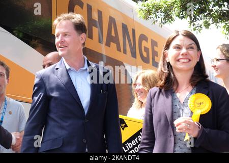 Candidato democratico liberale per Richmond, Sarah Olney (R) e Nick Clegg MP durante un rally alla Shiraz Mirza Community Hall il 1 giugno 2017 a Kingston upon Thames, Inghilterra. La Gran Bretagna va alle urne per votare alle elezioni generali del 8 giugno. (Foto di Jay Shaw Baker/NurPhoto) *** Please use Credit from Credit Field *** Foto Stock