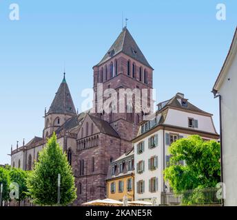 Impressione idilliaco intorno alla Chiesa di San Tommaso a Strasburgo, una città nella regione dell'Alsazia in Francia Foto Stock