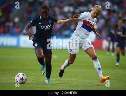 ADA Hegerberg di Olympique Lyonnais Feminies detiene di Grace Geyoro di Parigi Feminies Saint-Germain durante la finale di UEFA Women's Champions League tra Olympique Lyonnais Feminies e Paris Saint-Germain Feminies al Cardiff City Stadium di Cardiff, Galles il 01 giugno 2017 (Foto di Kieran Galvin/NurPhoto) *** Utilizzare il campo credito da credito *** Foto Stock