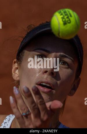 Tsvetana Pironkova di Bulgaria serve contro Elina Svitolina di Ucraina durante il secondo turno al Roland Garros Grand Slam Tournament - Day 5 il 1 giugno 2017 a Parigi, Francia. (Foto di Robert Szaniszló/NurPhoto) *** Please use Credit from Credit Field *** Foto Stock