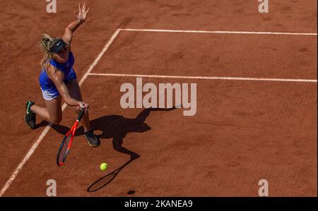 Elina Svitolina d'Ucraina torna la palla a Tsvetana Pironkova di Bulgaria durante il secondo turno al Roland Garros Grand Slam Tournament - Day 5 il 1 giugno 2017 a Parigi, Francia. (Foto di Robert Szaniszló/NurPhoto) *** Please use Credit from Credit Field *** Foto Stock